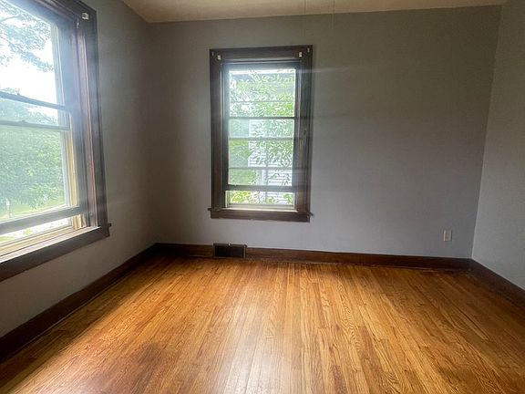 3rd image of 1110 E 10th St APT 1