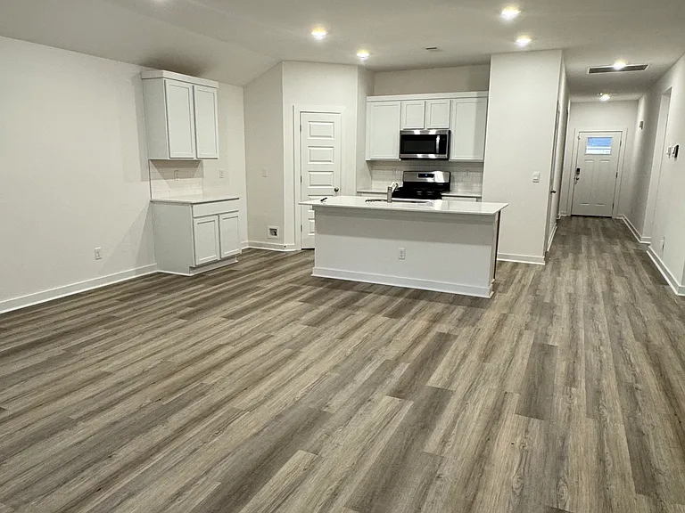 4340 Sloan Dr — Photo 9