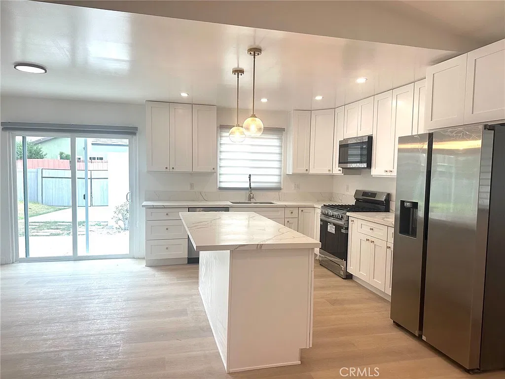 4 bed, 1678 sqft, $5,950 — Photo 3