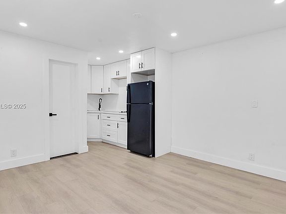 5th image of 32 SW 9th St Unit 2
