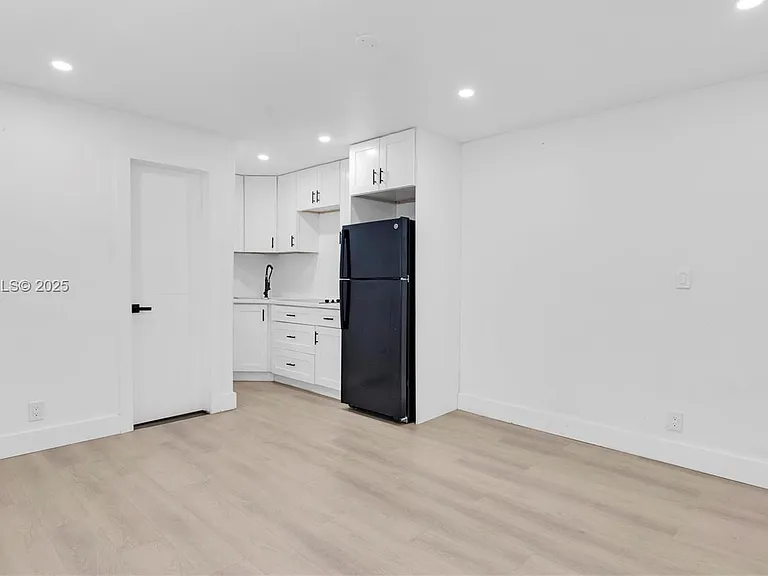 32 SW 9th St #2 — Photo 5