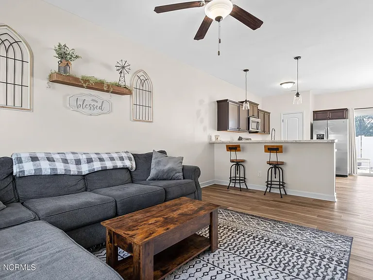 302 Justice Farm Dr — Photo 4