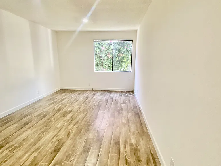 14411 Riverside Dr #10 — Photo 6