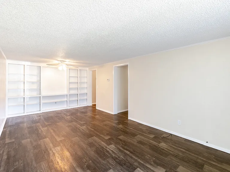 Crystal Court Apartments — Photo 43