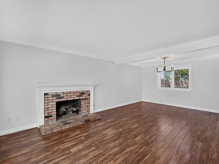8566 Club House Dr — Photo 3