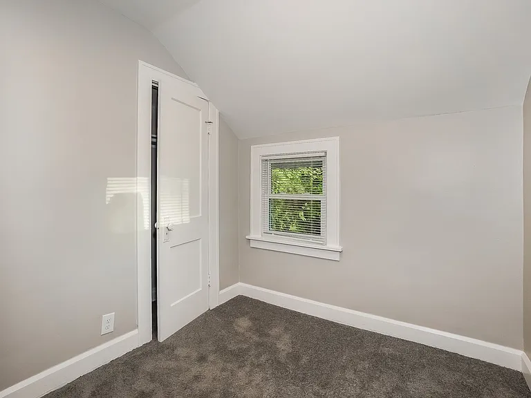 1064421_028_bedroom_13183891.jpg