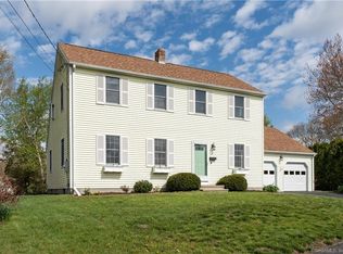 2 Meadow St, Niantic, CT 06357