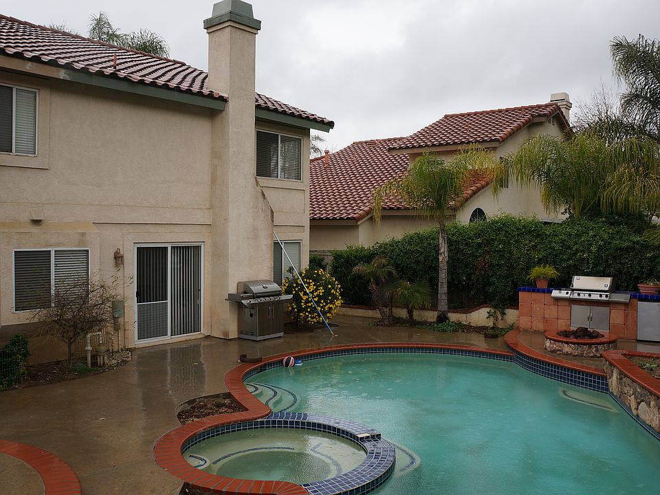 Pool w/waterfall, Jacuzzi
