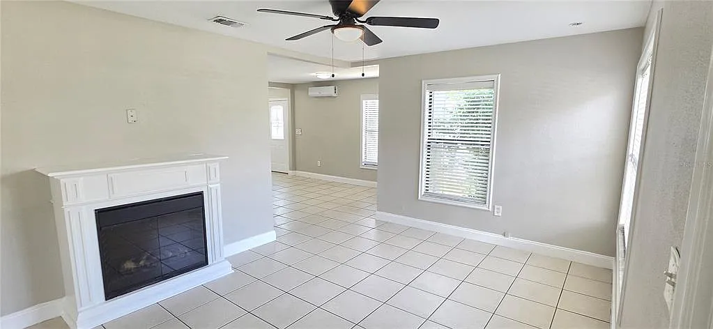 3 bed, 1.0 bath, 1059 sqft, $2,100 — Photo 3