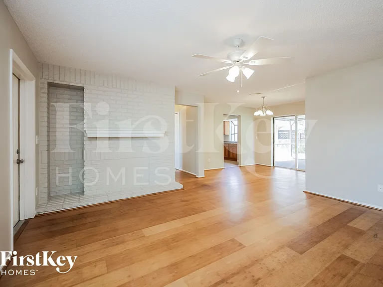 727 SE 9th Pl — Photo 5