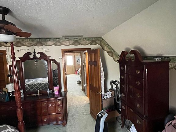 *Standing fan NOT included. It belongs to the current tenant.