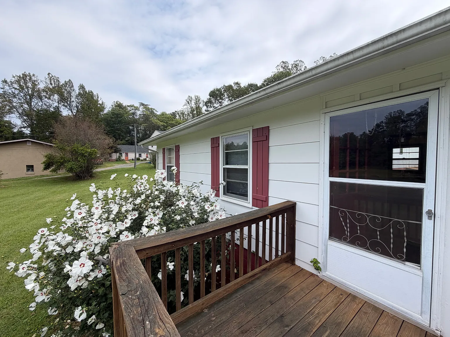 3 bed, 1104 sqft, $2,400 — Photo 2