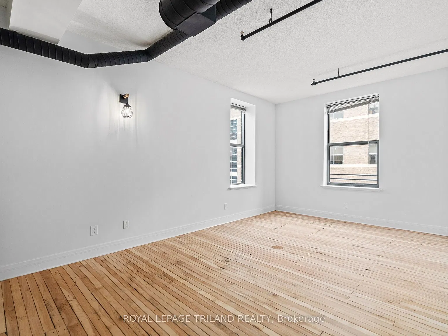 330 Clarence St — Photo 2