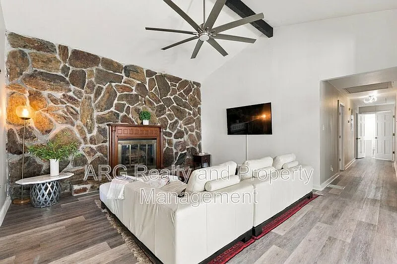 3 bed, 2.0 bath, 1800 sqft, $2,800 — Photo 3