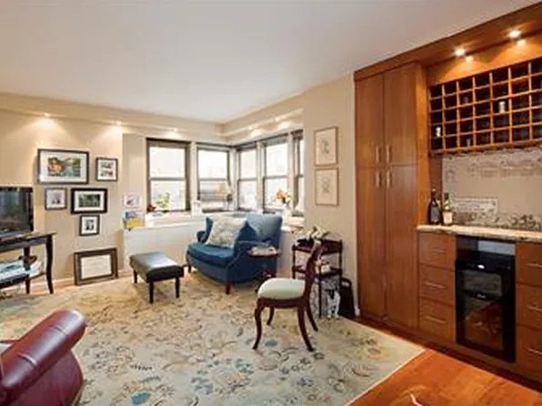 155 East 34th Street image 1 of 7