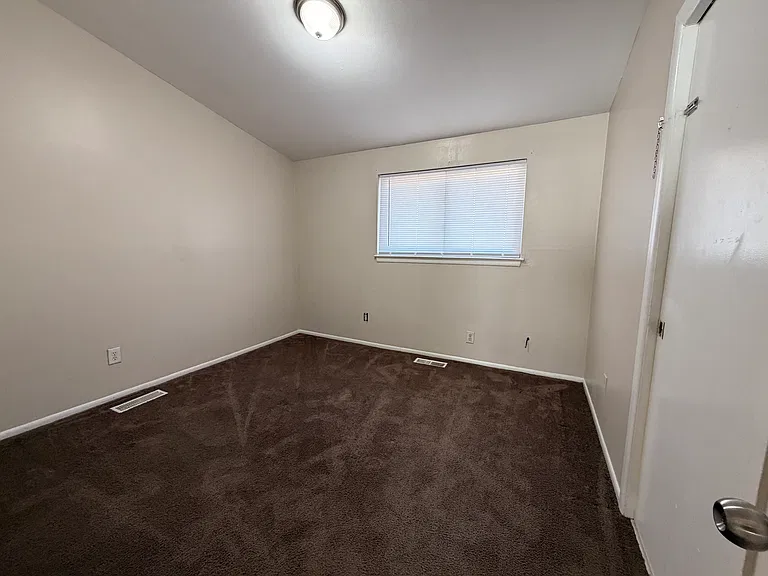 29609 Everett St — Photo 11