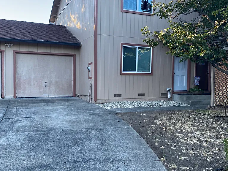 883 Arbor Ave — Photo 4