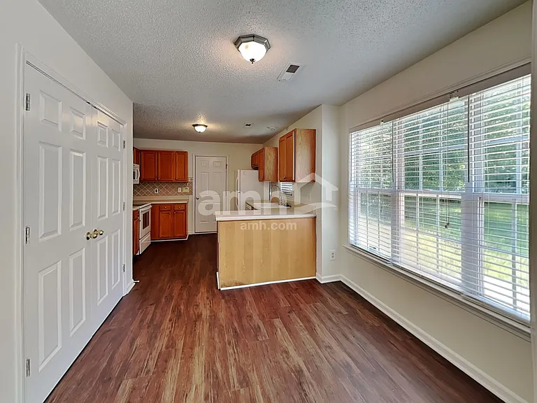 60 Falcon Ct — Photo 3