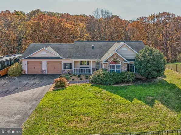 469 Meadowlark Ln, Berkeley Springs, WV 25411