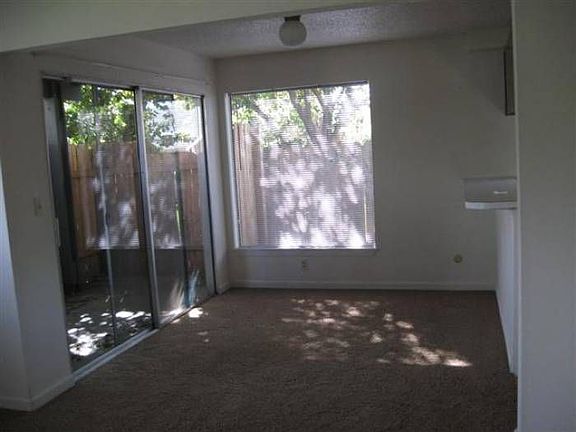 Bright kitchen/dining!