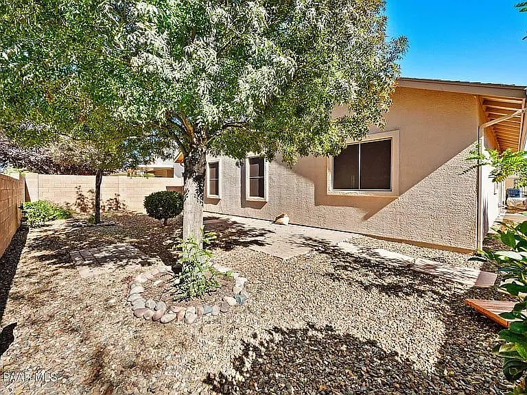 328 N La Paz St