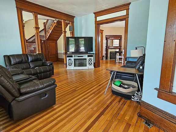 4th image of 411 W Main St