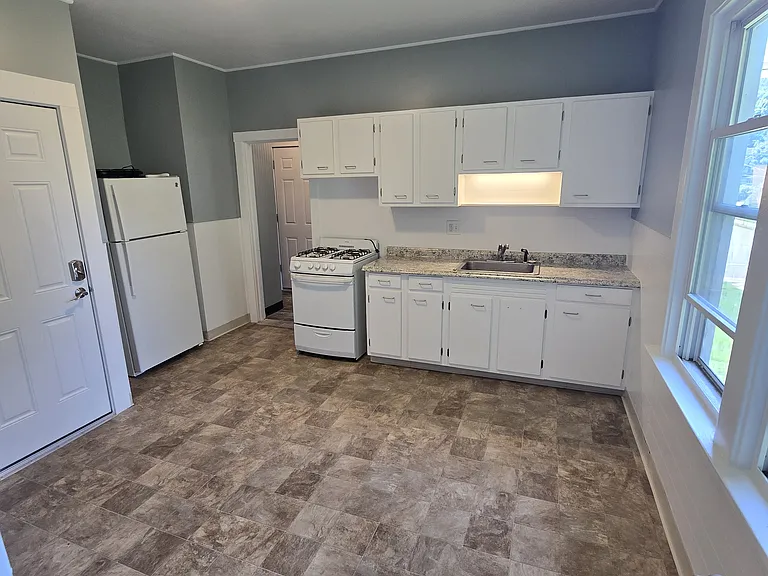 303 Pleasant St — Photo 2