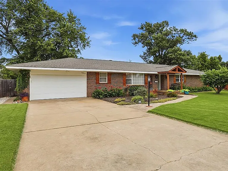 1024 W Will Rogers Dr — Photo 2