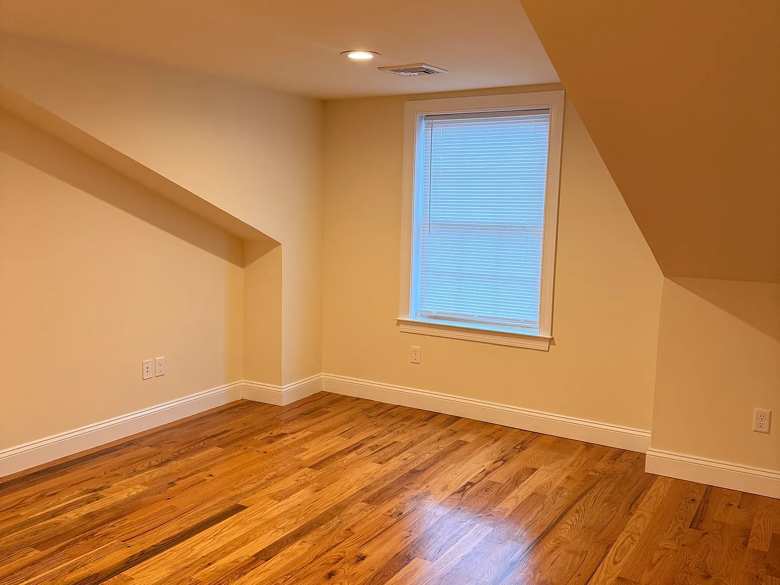4 bed, 3.5 bath, 2200 sqft, $4,100 — Photo 2
