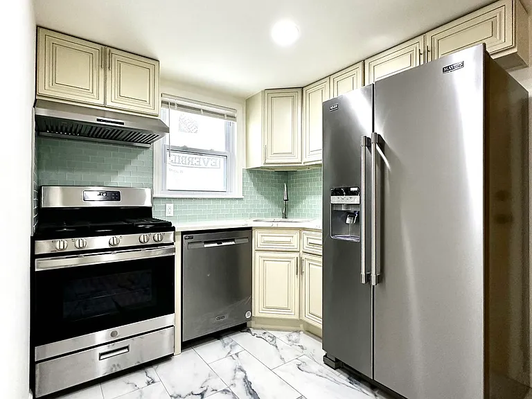 290 Davis Ave — Photo 2