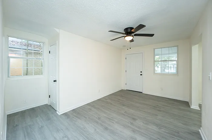 3 bed, 1.0 bath, 950 sqft, $1,050 — Photo 4