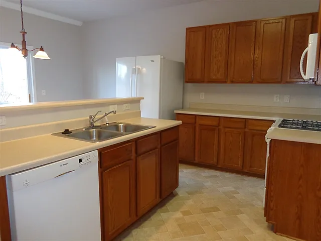 5 bed, 3.0 bath, 2270 sqft, $2,665 — Photo 2