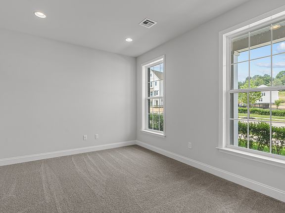 4th image of 3227 Parade St