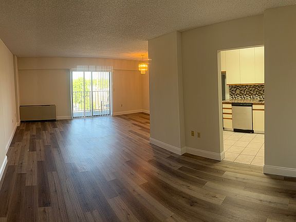 2nd image of 10 N Wood Ave APT 502