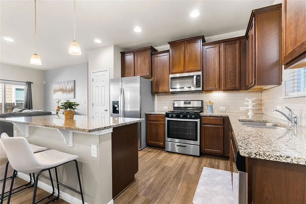 3 bed, 2.0 bath, 1312 sqft, $1,975 — Photo 2