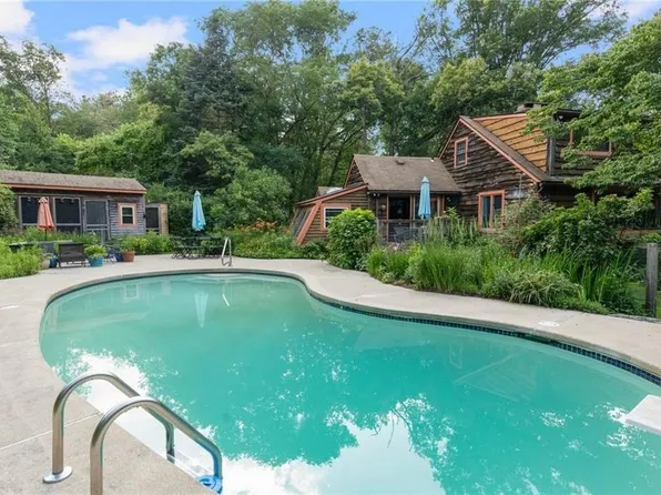 33 Johnson Rd, Foster, RI 02825