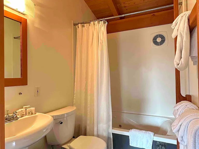 1843 NE Virginia Ct — Photo 36
