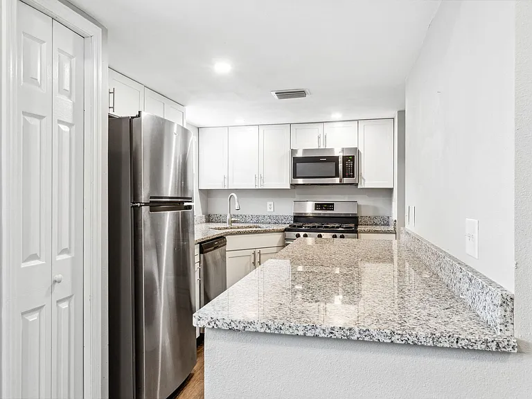 411 S Willow Ave — Photo 6