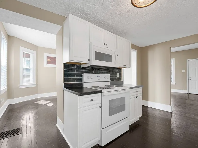 172 S Richardson Ave — Photo 11