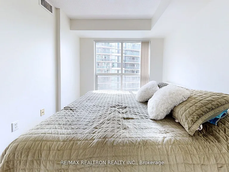 7 Lorraine Dr #2009 — Photo 24