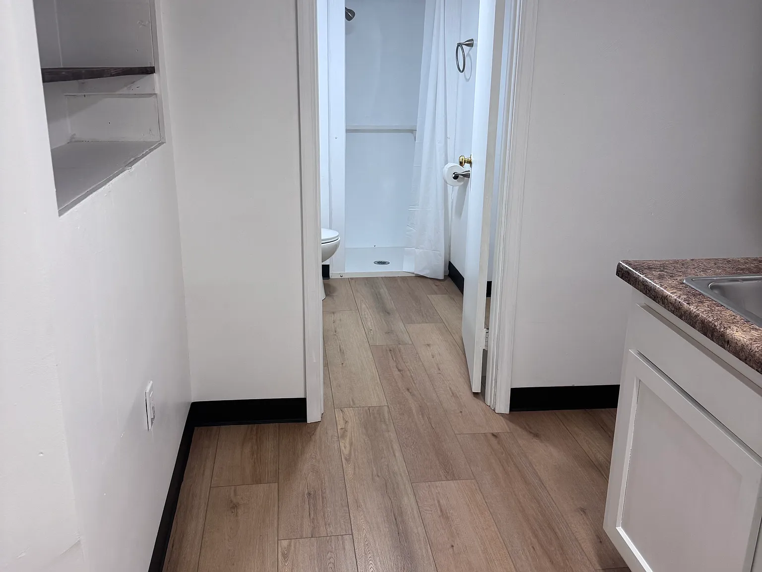 Studio, 300 sqft, $899 — Photo 3