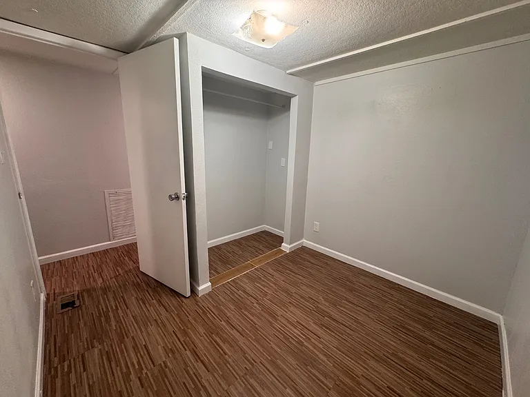 5811 Grey St — Photo 15