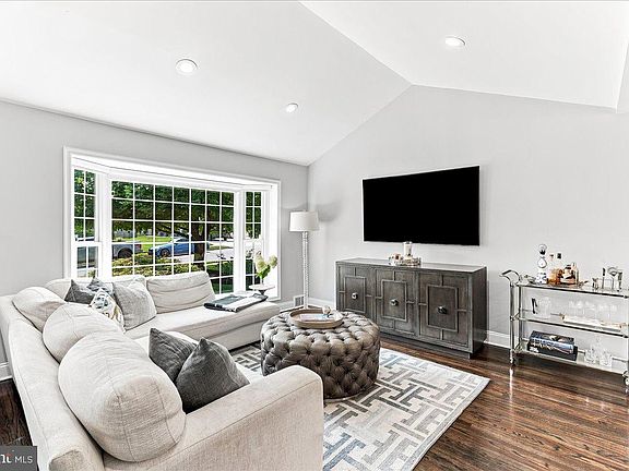 5th image of 310 Columbia Pl