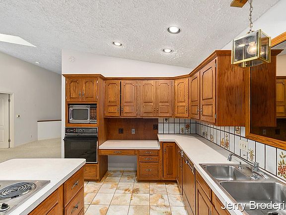 2nd image of 2321/2323 Saginaw Rd SE
