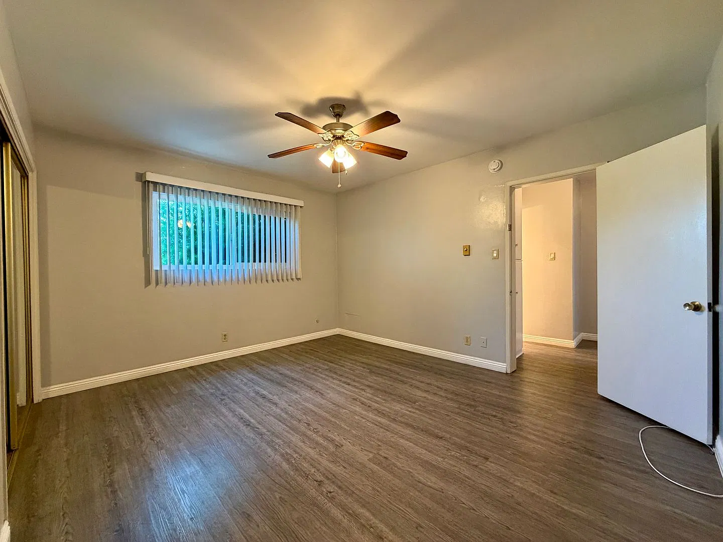 Gorgeous Updated Twh On Culdesac W/Laminate Flrs+Fab Kit+Laundry/Pool/Gym In Bldg — Photo 3