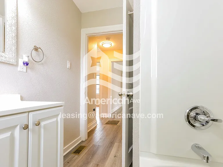 985171_011_main_bathroom_13704323.jpg