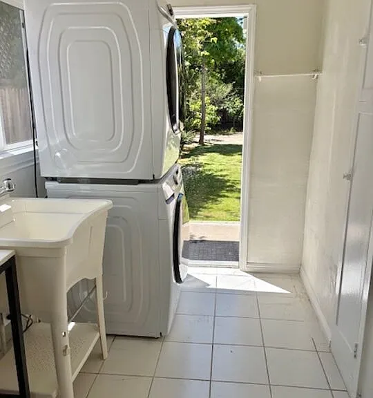 459 S Holt Ave — Photo 35