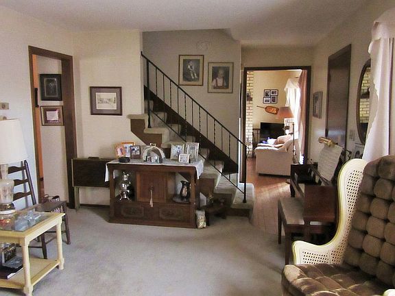 Staircase & front entryway