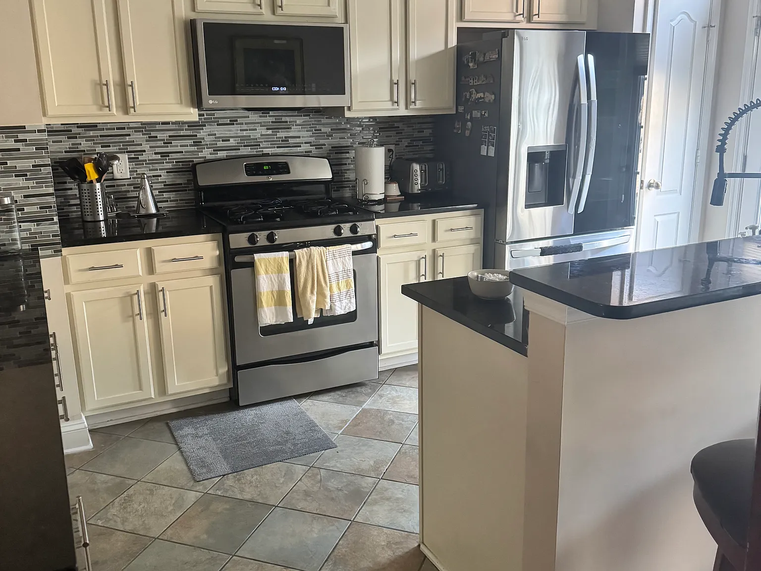 2 bed, 400 sqft, $2,300 — Photo 2