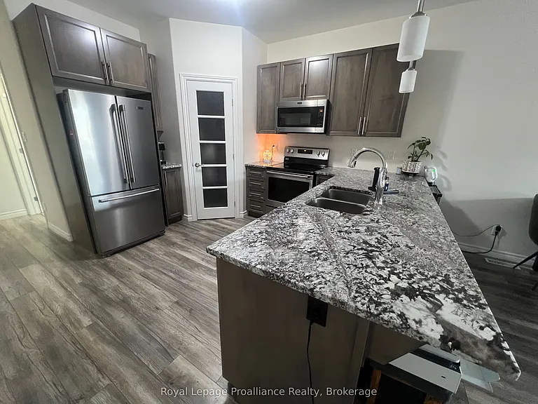 96 Covington Cres — Photo 3